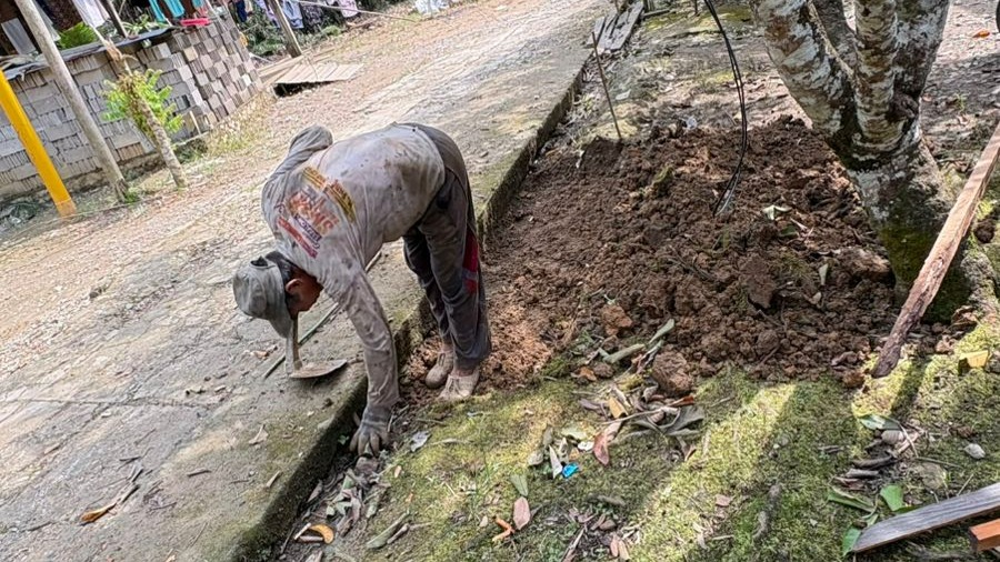 Pembuatan Parit di RT.004