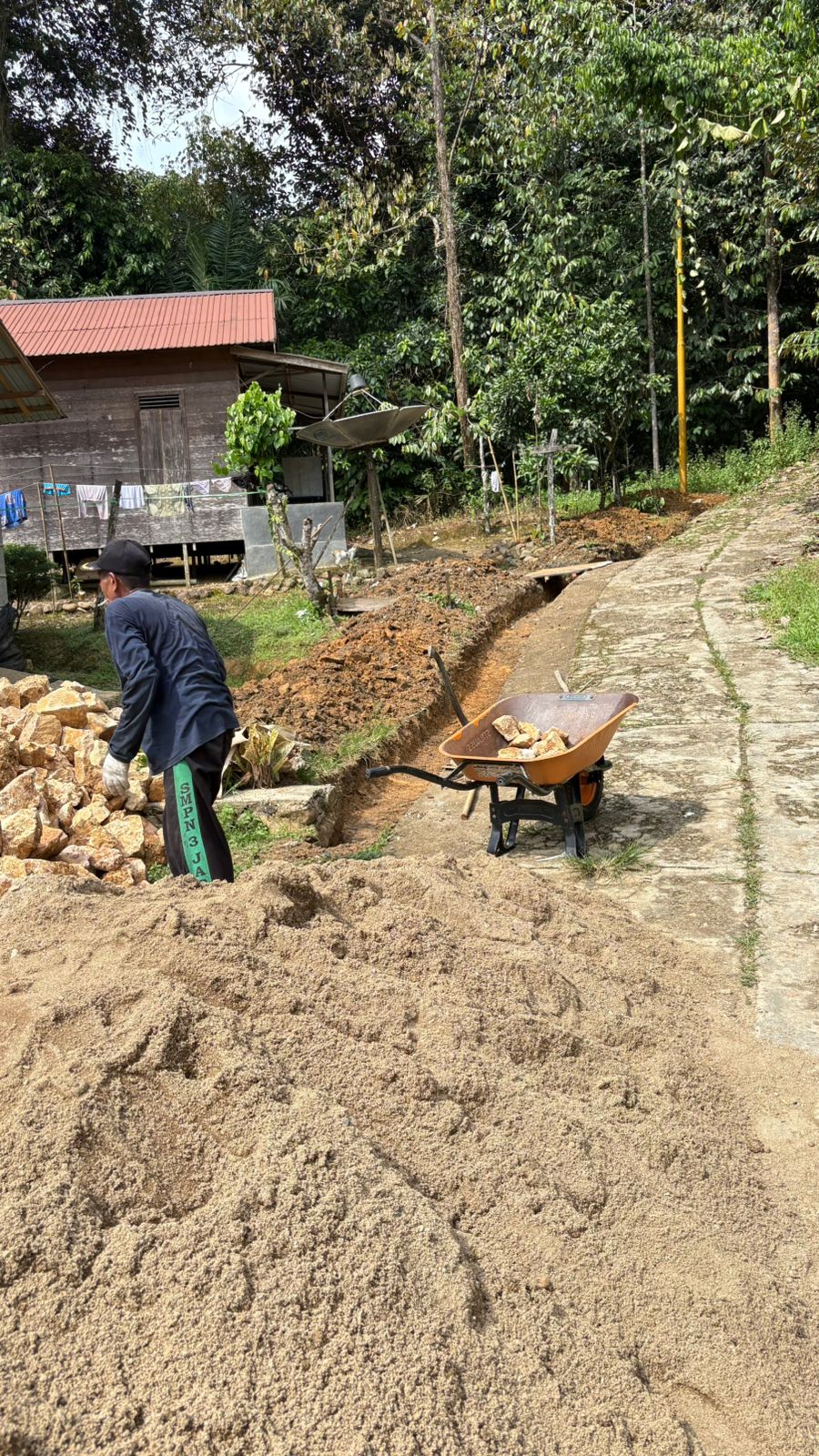 Pembuatan Parit di RT.004