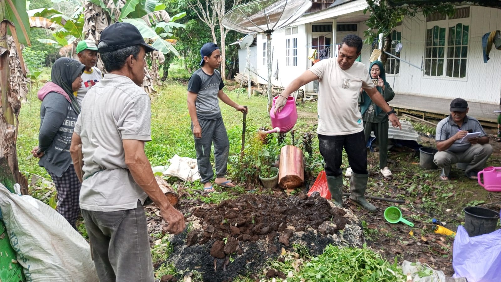 Pelatihan kelompok tani Desa Wayau dari Tim Yapeka.