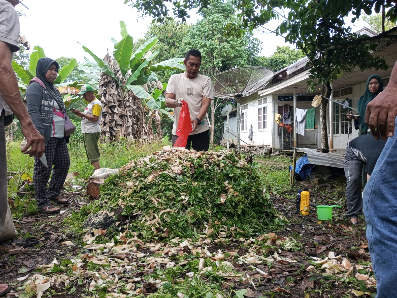 Pelatihan kelompok tani Desa Wayau dari Tim Yapeka.