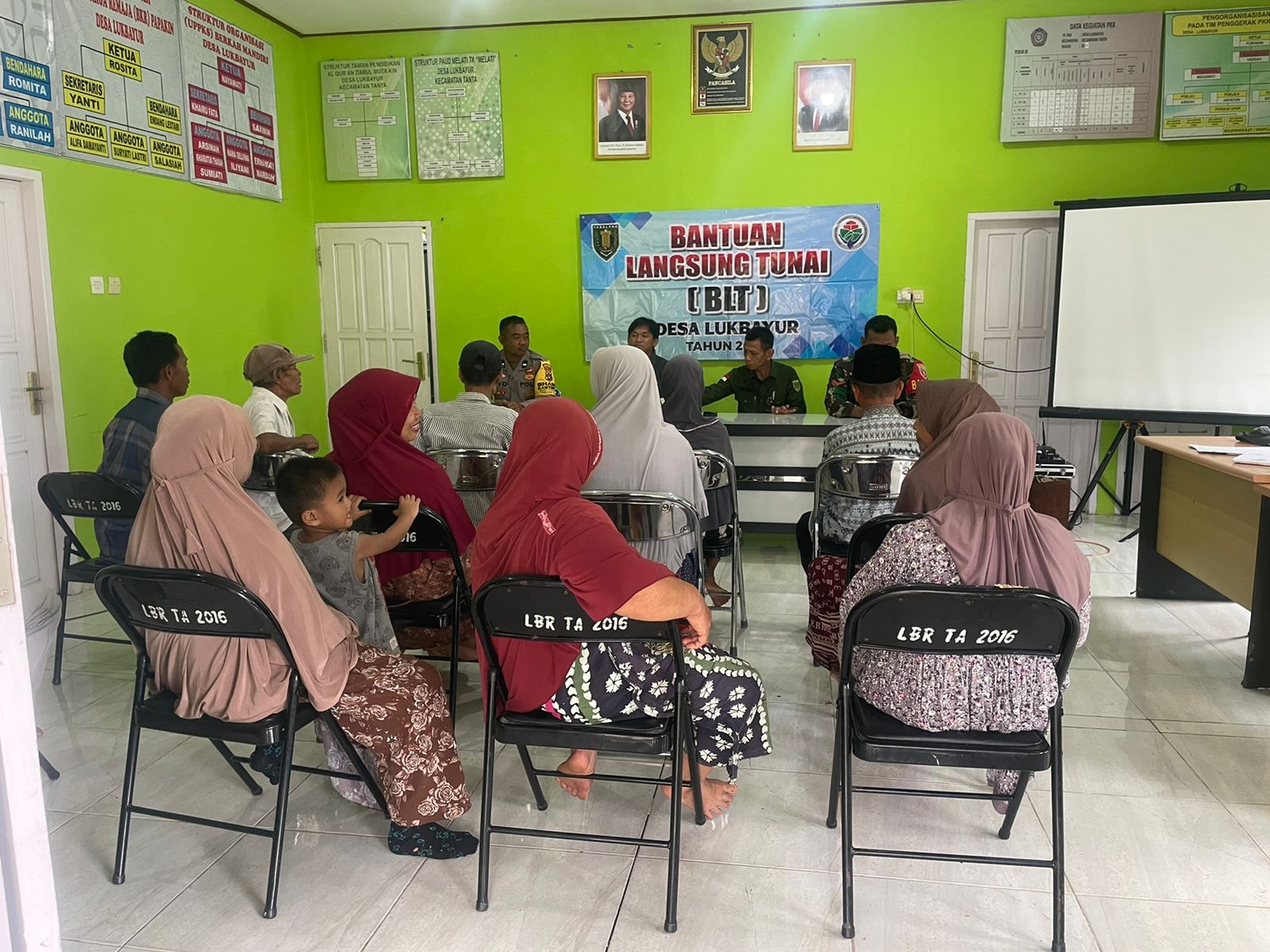BLT Dana Desa Cair, 28 KPM Desa Lukbayur Terima Bantuan Rp. 300 Ribu