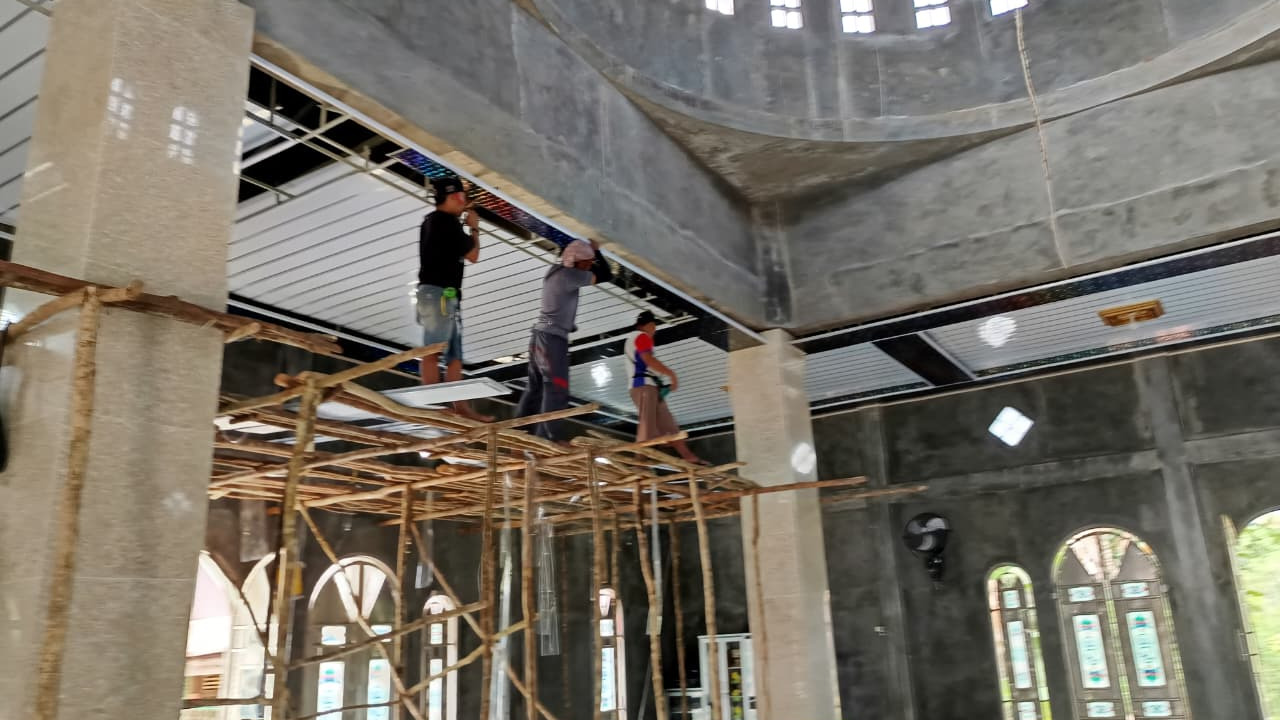 Pemasangan Plavon mesjid Desa Muang Rt 06