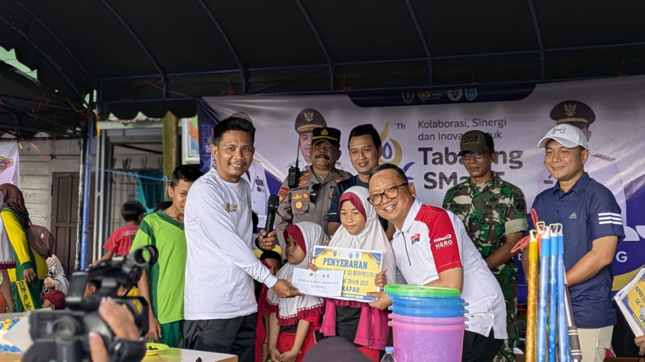 Bupati Tabalong Serahkan Beasiswa Siswa SD Berprestasi Se-Desa Kapar pada Peringatan HUT Kabupaten Tabalong