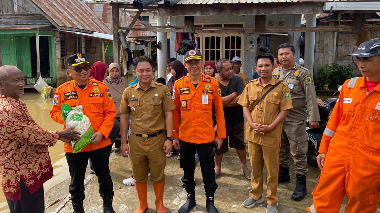 Bupati Tabalong Tinjau dan Salurkan Bantuan kepada Warga Terdampak Banjir di Desa Kapar