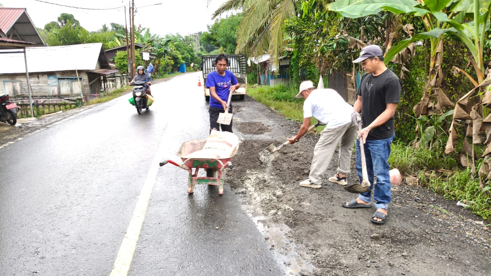 Jalan Rusak Rawan Kecelakaan, Pemerintah Desa Pugaan Ambil Langkah Cepat