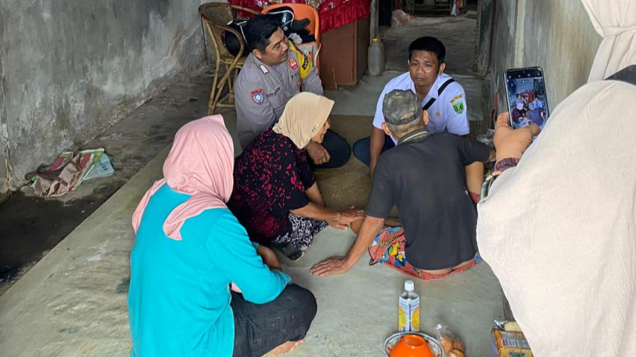 Kepala Desa Kapar Bersama Bhabinkamtibmas Mendamaikan Kedua Belah Pihak Warga RT 015