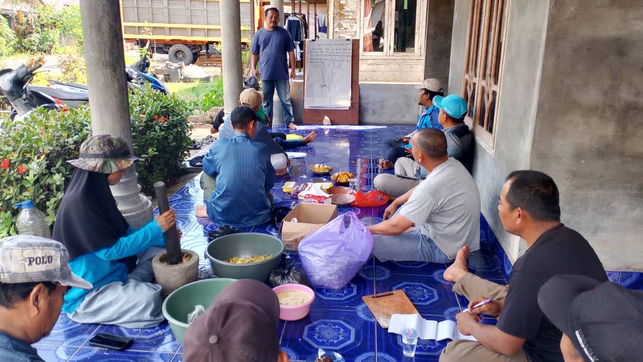 Kelompok Tani Serumpun Desa Wayau dan Tim Yapeka  menggelar pelatihan Molase(Tetes tebu) dan Trichoderma 