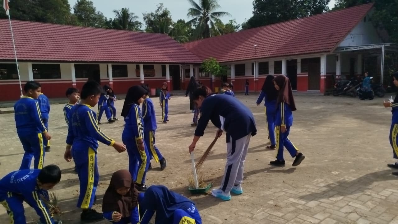 Gerakan Jum'at bersih bersama Anak-anak SDN 1 Binjai