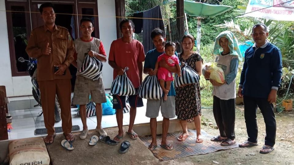 Penyerahan Bantuan kepada warga Desa Binjai yang terdampak Banjir