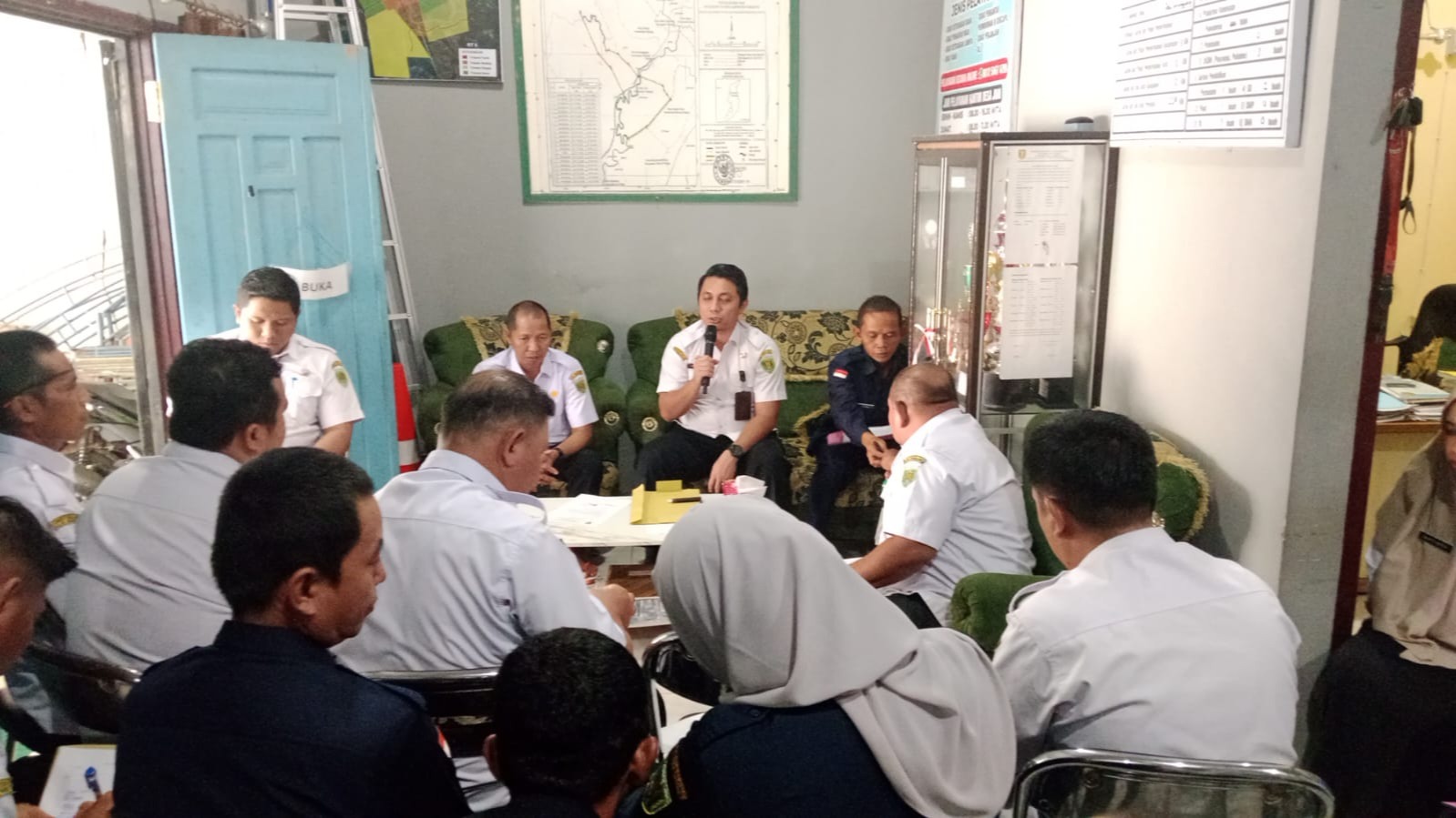 TIM KECAMATAN TANJUNG LAKUKAN MONITORING DAN EVALUASI TERKAIT SPJ KEGIATAN DESA TAHUN 2025 DI DESA JUAI