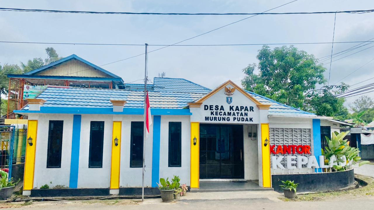 Pemerintah Desa Kapar Kibarkan Bendera Setengah Tiang Tiga Hari untuk Mengenang Try Sutrisno