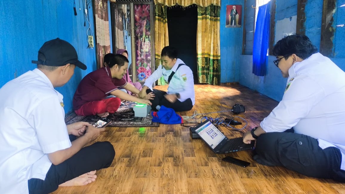 TIM DISDUKCAPIL TABALONG LAKUKAN JEMPUT BOLA PEREKAMAN KTP WARGA DISABILITAS DESA JUAI