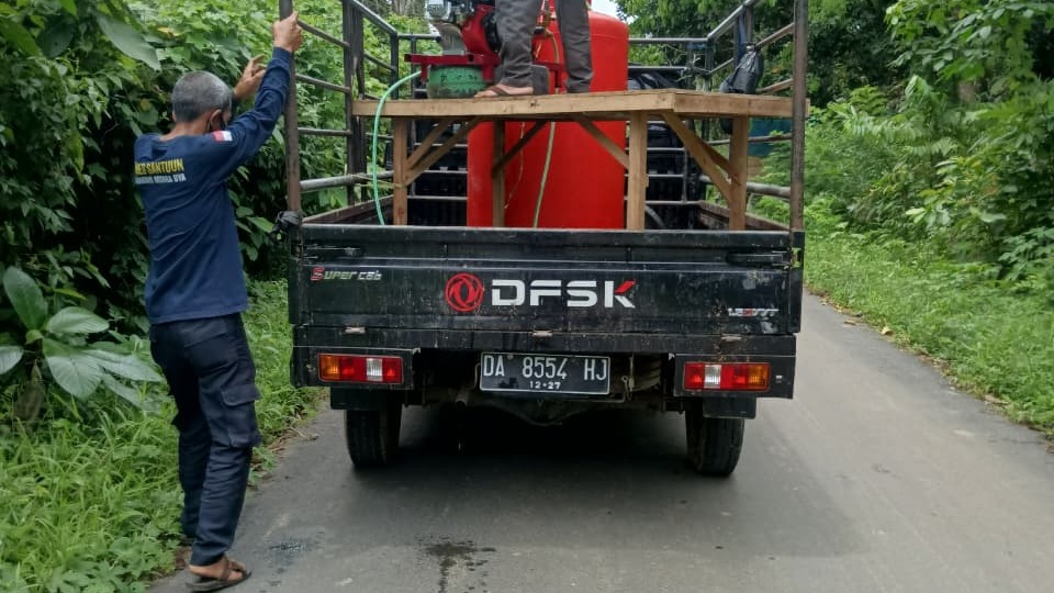 Pemerintah Desa Santuun Lakukan Penyemprotan Bahu Jalan Menjelang Hari Raya Idul Fitri