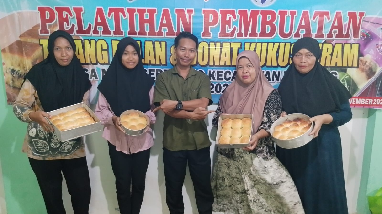 Pelatihan Pembuatan Terang Bulan Dan Donat