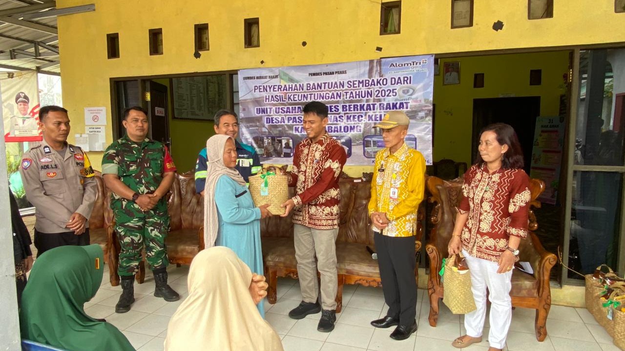PENEYERAHAN BANTUAN SEMBAKO DARI HASIL KEUNTUNGAN TAHUN 2025 UNIT USAHA BUMDES BERKAT RAKAT DESA PASAR PANAS