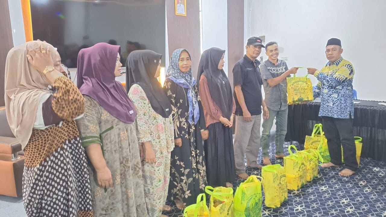 Pemdes Murung Karangan Salurkan Bingkisan Lebaran untuk Sinergi Membangun Desa