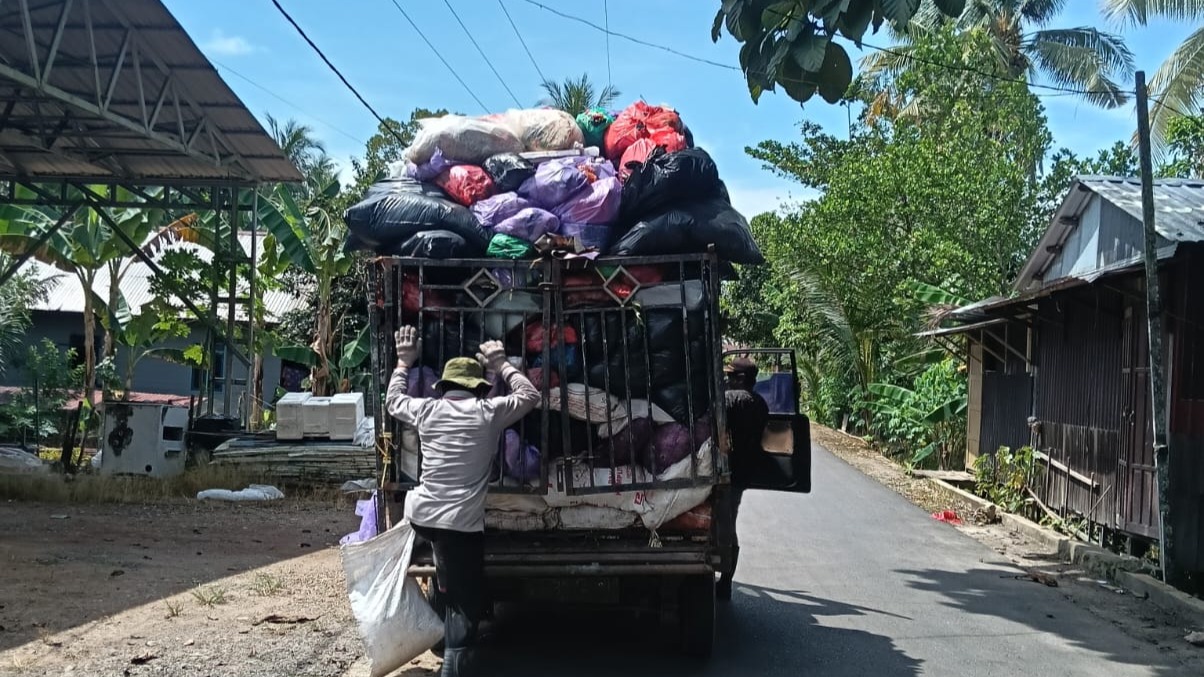 MUSIM BUAH YANG MELIMPAH, PETUGAS PENGANKUT SAMPAH MENJADI KEWALAHAN DI BULAN RAMADHAN