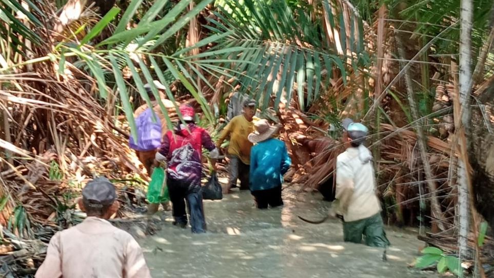 Wujudkan Lingkungan Asri, Warga Desa Bungin Kompak Gelar Gotong Royong Bersihkan Awang