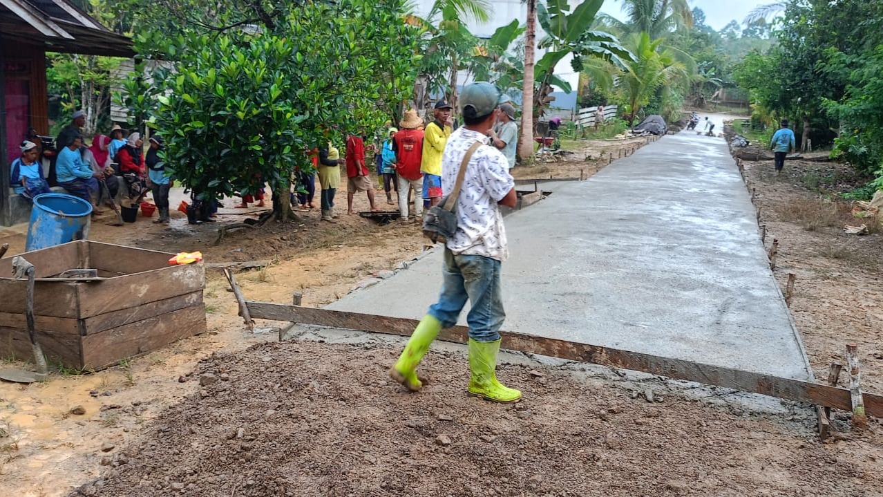 PENGECORAN JALAN DESA