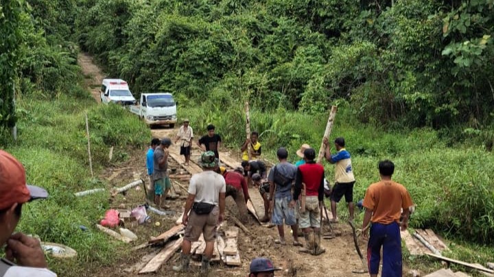 Gotong-Royong Perbaikan Jalan Poros
