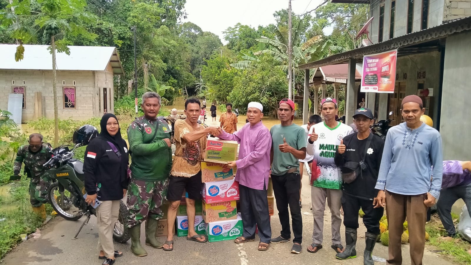 Pemberian Bantuan Warga yang Terdampak Banjir