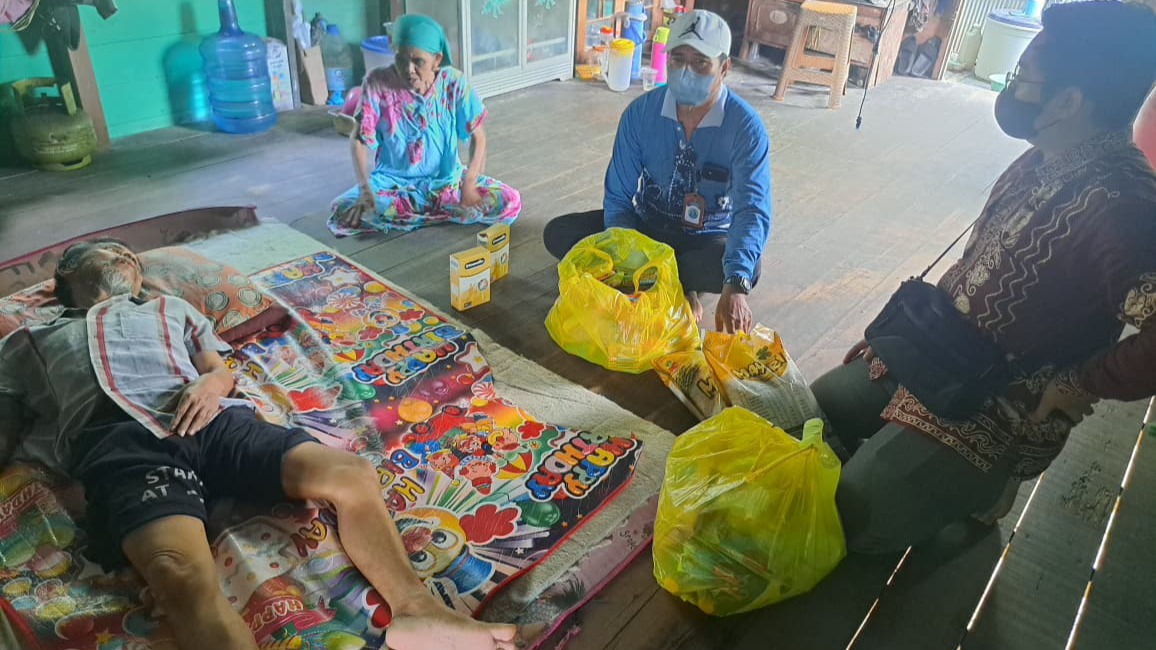 Pemberian Bantuan Sembako untuk Warga yang Sakit (Khususnya Menahun/Kronis )