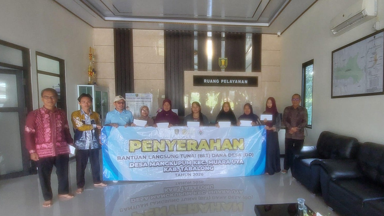 Penyerahan Bantuan Langsung Tunai (BLT) DD Desa Mangkupum