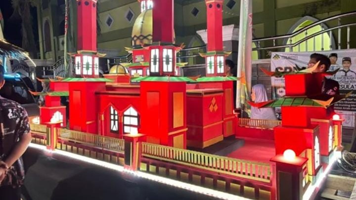 Festival Tanglong menampilkan karya kreatif remaja Langgar Nurul Qiram Desa Masintan yang membuat miniatur Masjid Cheng Ho