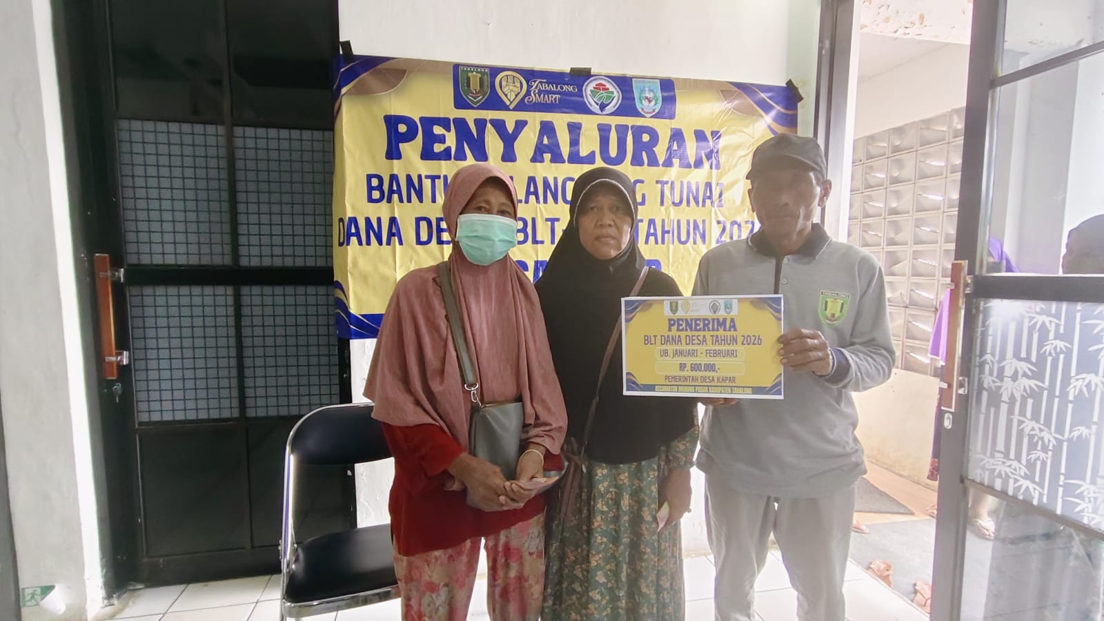 Penyerahan BLT (Bantuan Langsung Tunai) Desa Kapar Bulan Januari–Februari 2026 kepada 15 Penerima Manfaat