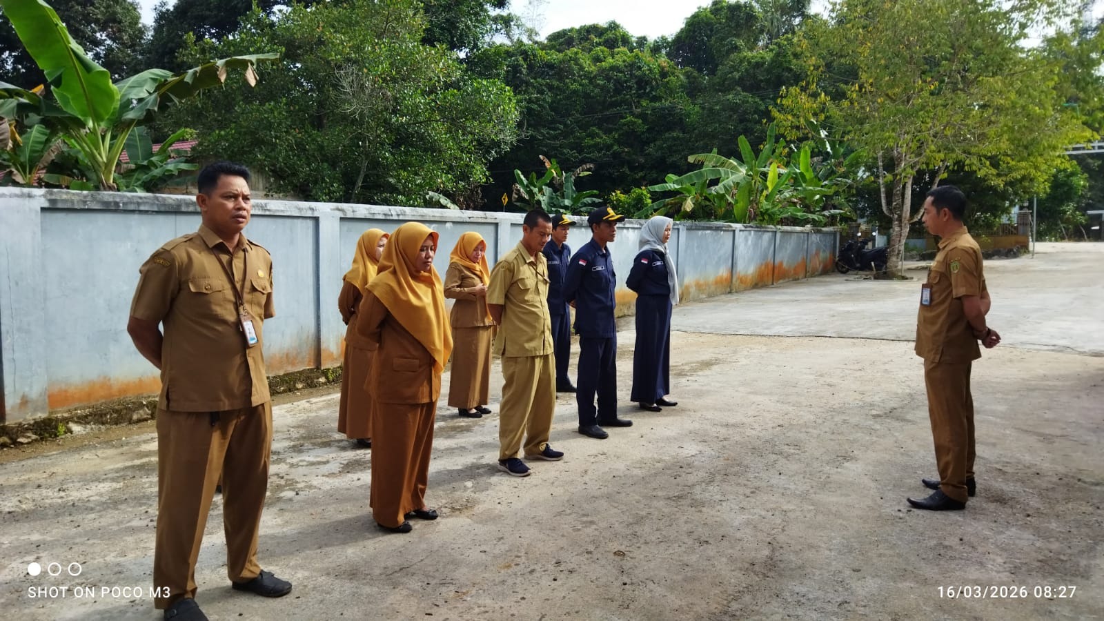 Aparat Desa dan BPD Kambitin Awali Senin dengan Upacara Pagi, Sekretaris Desa Jadi Pemimpin.