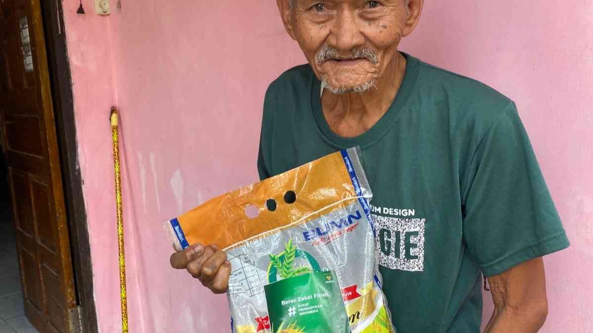 Pembagian Beras Zakat Fitrah Dari BAZNAZ