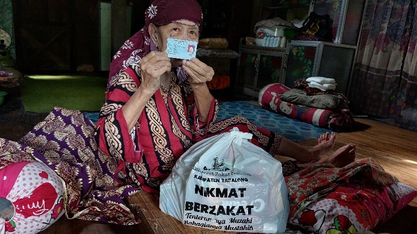 Bantuan Sembako Ramadhan dari Baznas Kab. Tabalong, KUA Kec. Tanjung jadi Jembatan Kepedulian untuk Warga Desa Kambitin