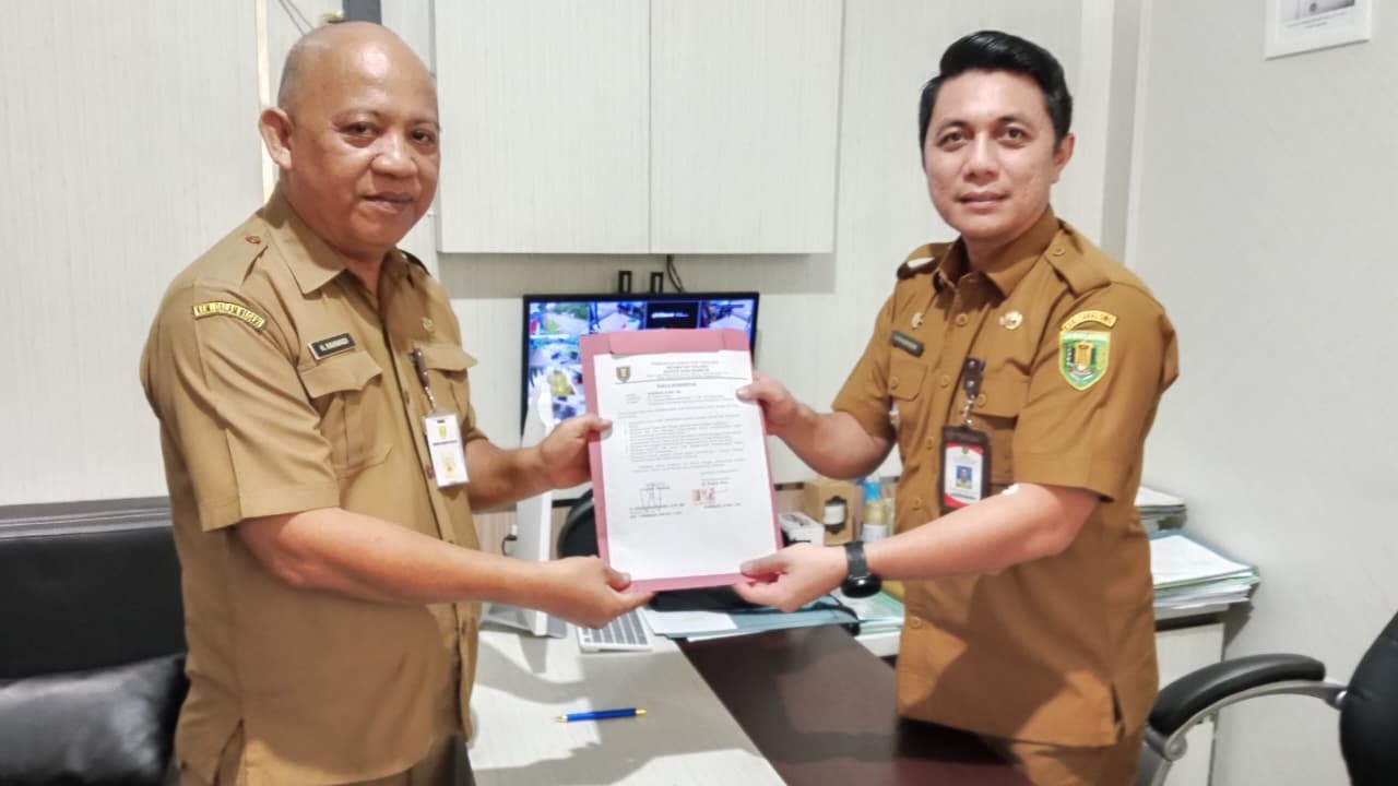 Penandatanganan Pakta Integritas Pj Kepala Desa Kambitin dengan Camat Tanjung