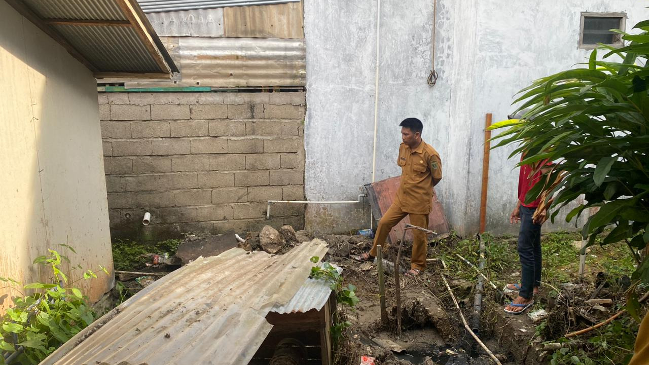 Kepala Desa Kapar Tinjau Pembuatan Parit Usulan Warga RT 09