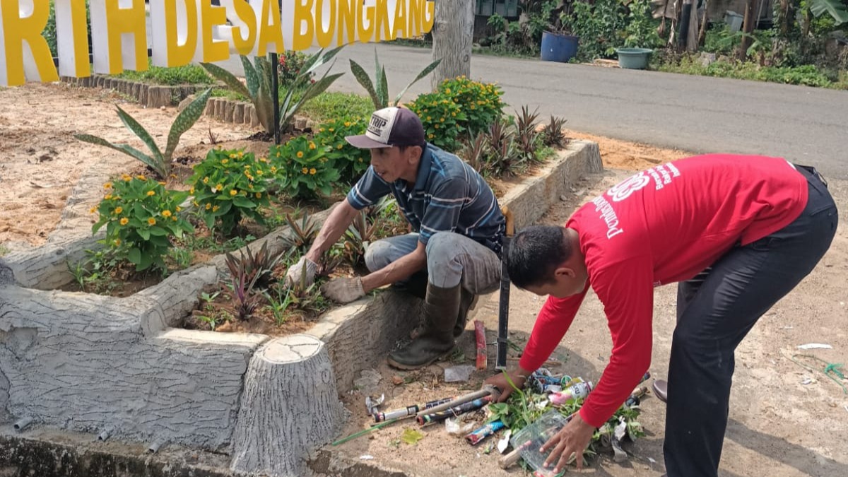 Kegiatan Gotong-royong di RTH Desa Bongkang