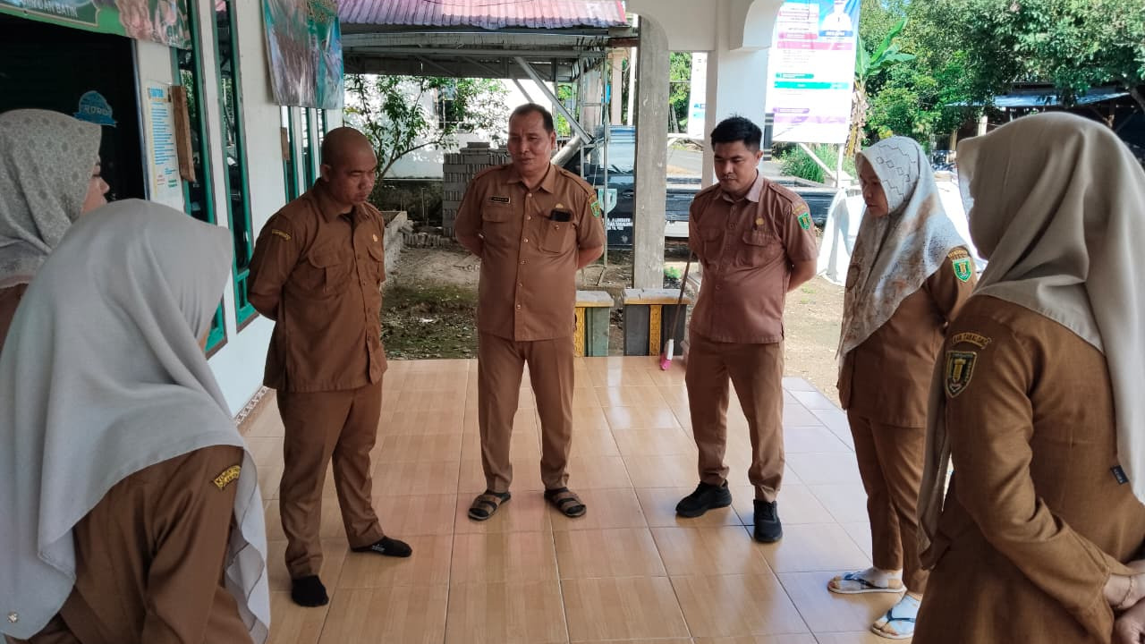 Berkumpul di muka kantor Desa Lok Batu