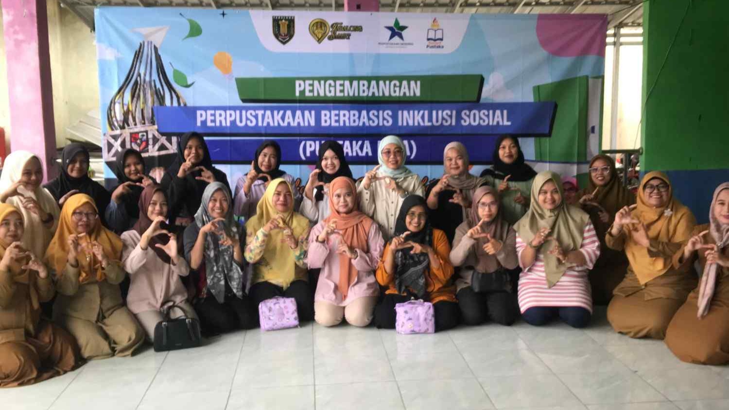 Dispersip Tabalong Gelar Pustaka Bisa Berbasis Inklusi Sosial  : Dengan Pelatihan Merajut  di Desa Wayau