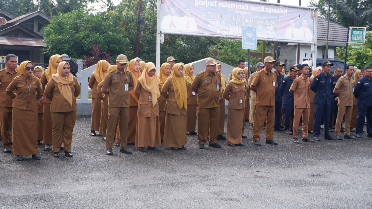 Kegiatan Apel Gabungan Kecamatan Tanjung Dalam Rangka Peningkatan Disiplin serta Penumbuhan Kesadaran Nasional pada Desa dan Kelurahan Se Kecamatan Tanjung