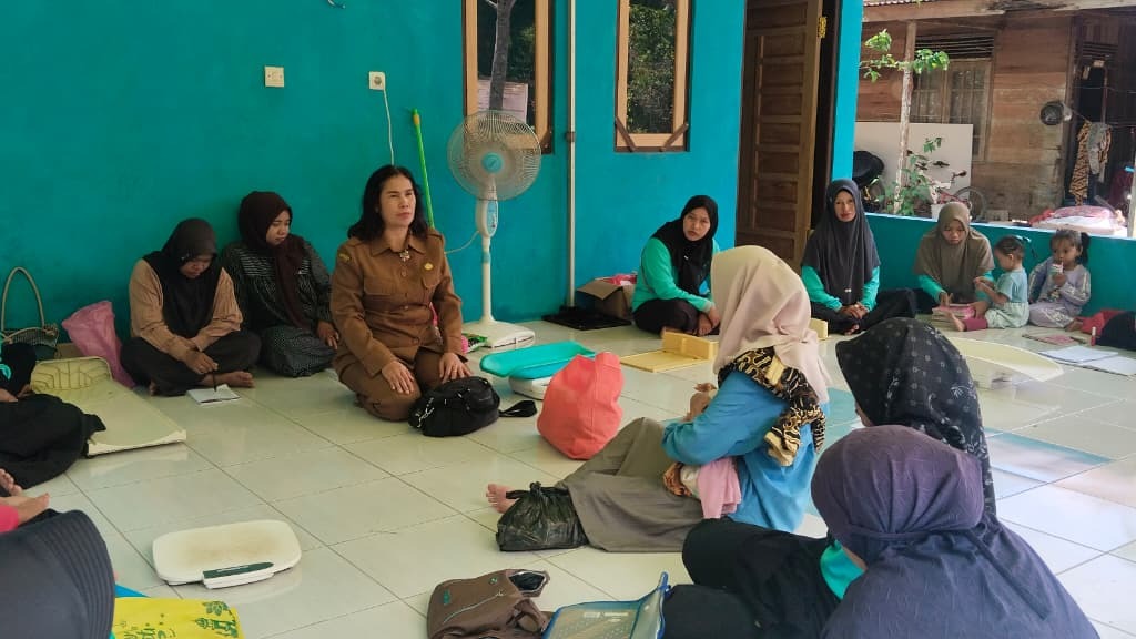 Penyuluhan ISPA oleh Puskesmas Hikun  di Posyandu Cempaka 3 Desa Kambitin