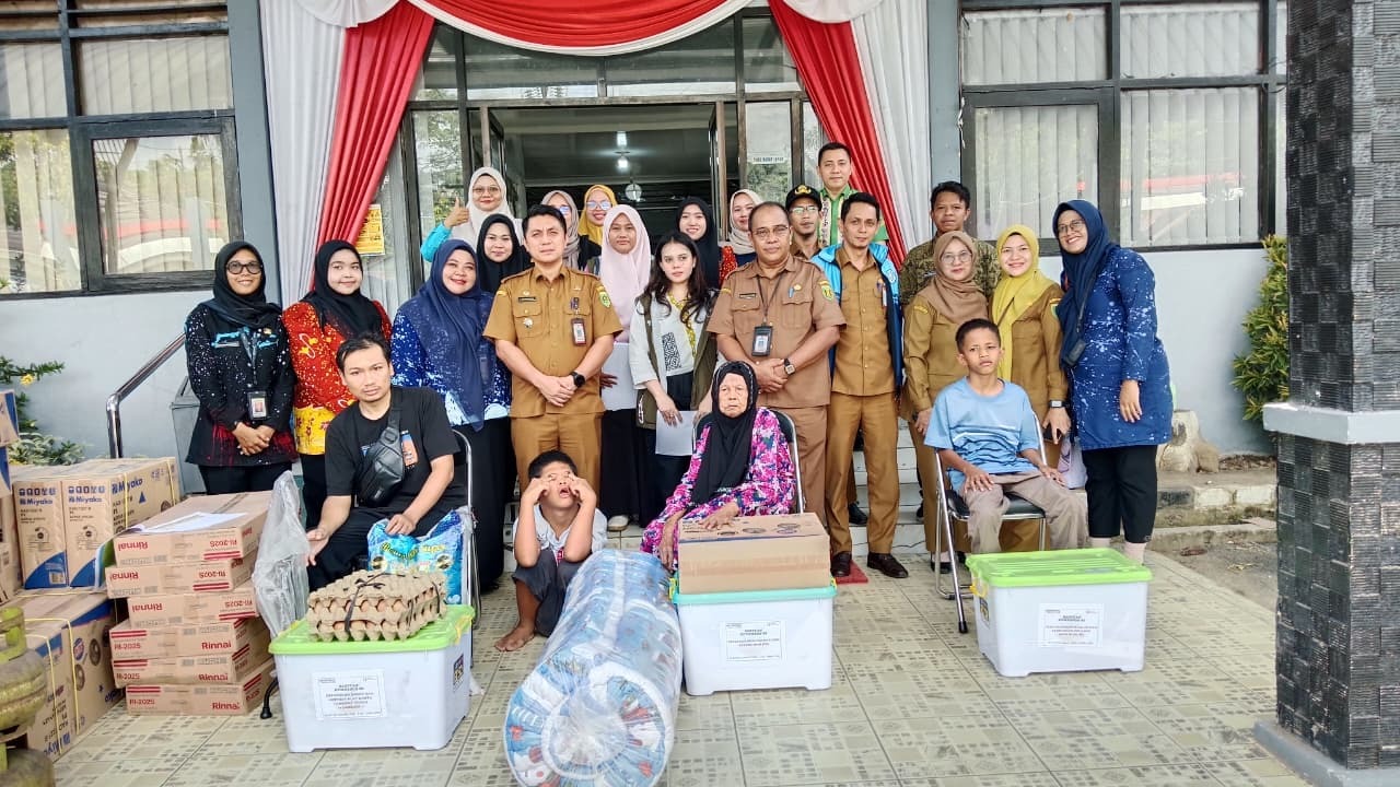 Masyarakat Desa Wayau mendapatkan Penyaluran Bantuan Sosial Program ATENSI dari Sentral Budi Luhur Banjarbaru di Kecamatan Tanjung