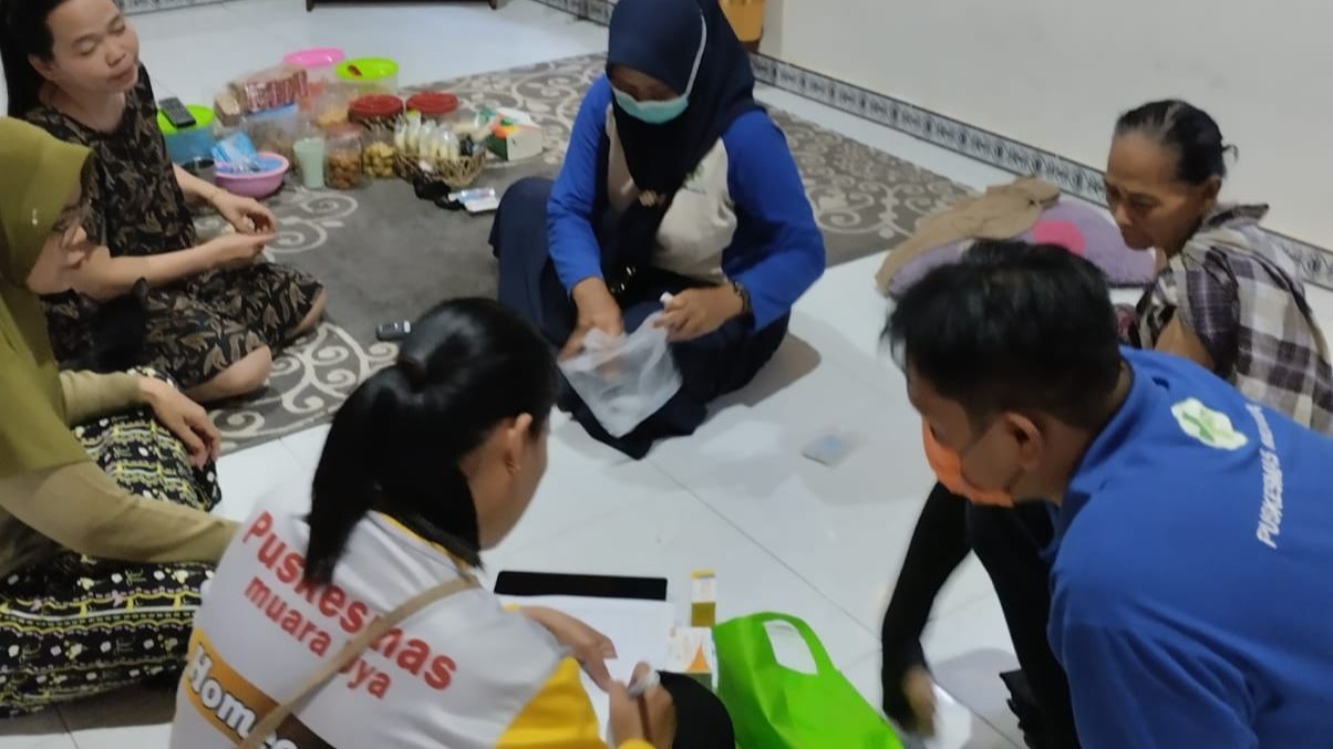 Kegiatan Homecare yang dilakukan oleh Puskesmas Muara Uya Didampingi Kasi Pelayanan Desa Mangkupum