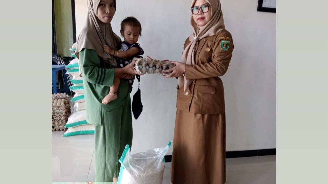 Pembagian Bantuan Beras Daerah (Rasda)Gratis Melalui Pemerintah Desa Mangkupum Kepada Masyarakat Miskin/Kurang Mampu