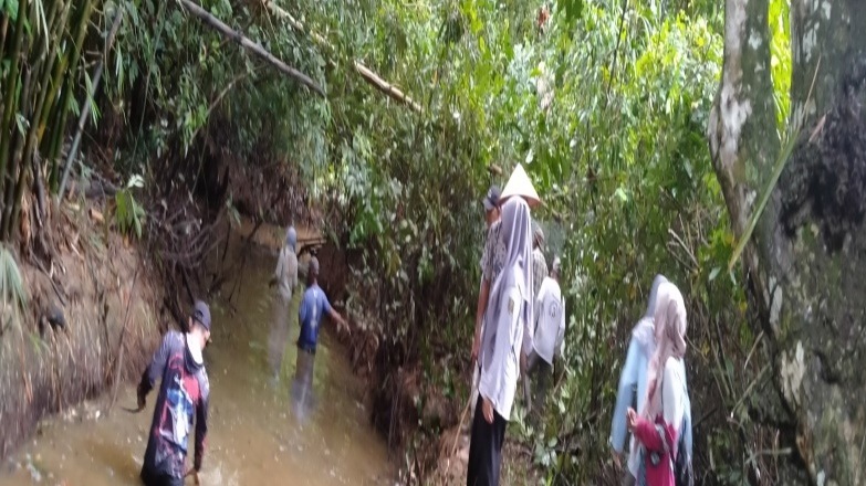 Kegiatan Gotong Royong Pembersihan Saluran Air Ke Persawahan di Desa Sungai Anyar RT 08