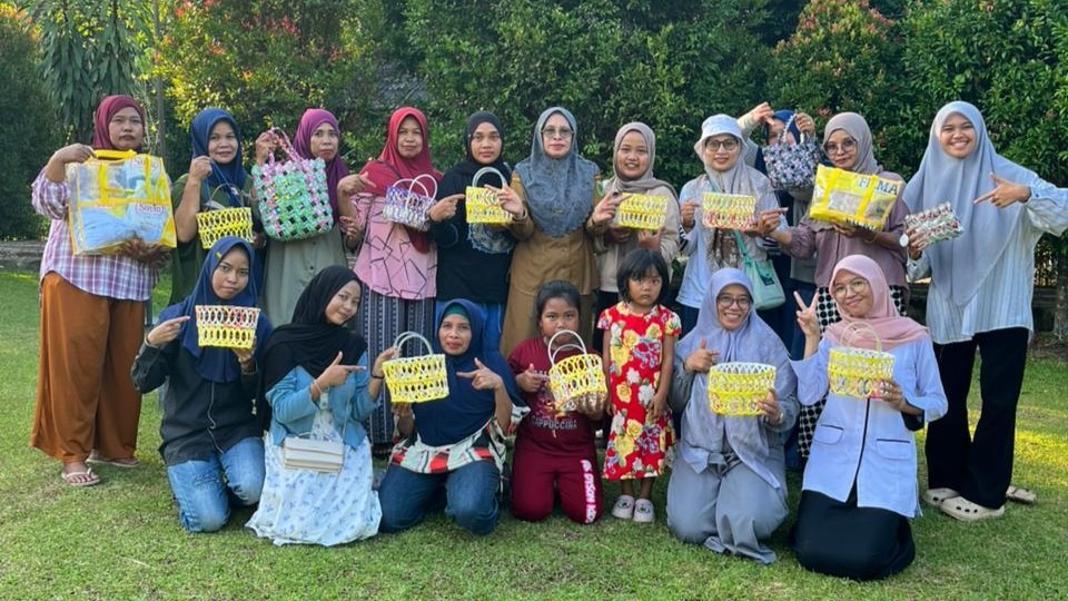 Kreativitas Tanpa Batas: Warga Desa Padang Panjang Dilatih Sulap Sampah Jadi Tas dan Dompet Unik