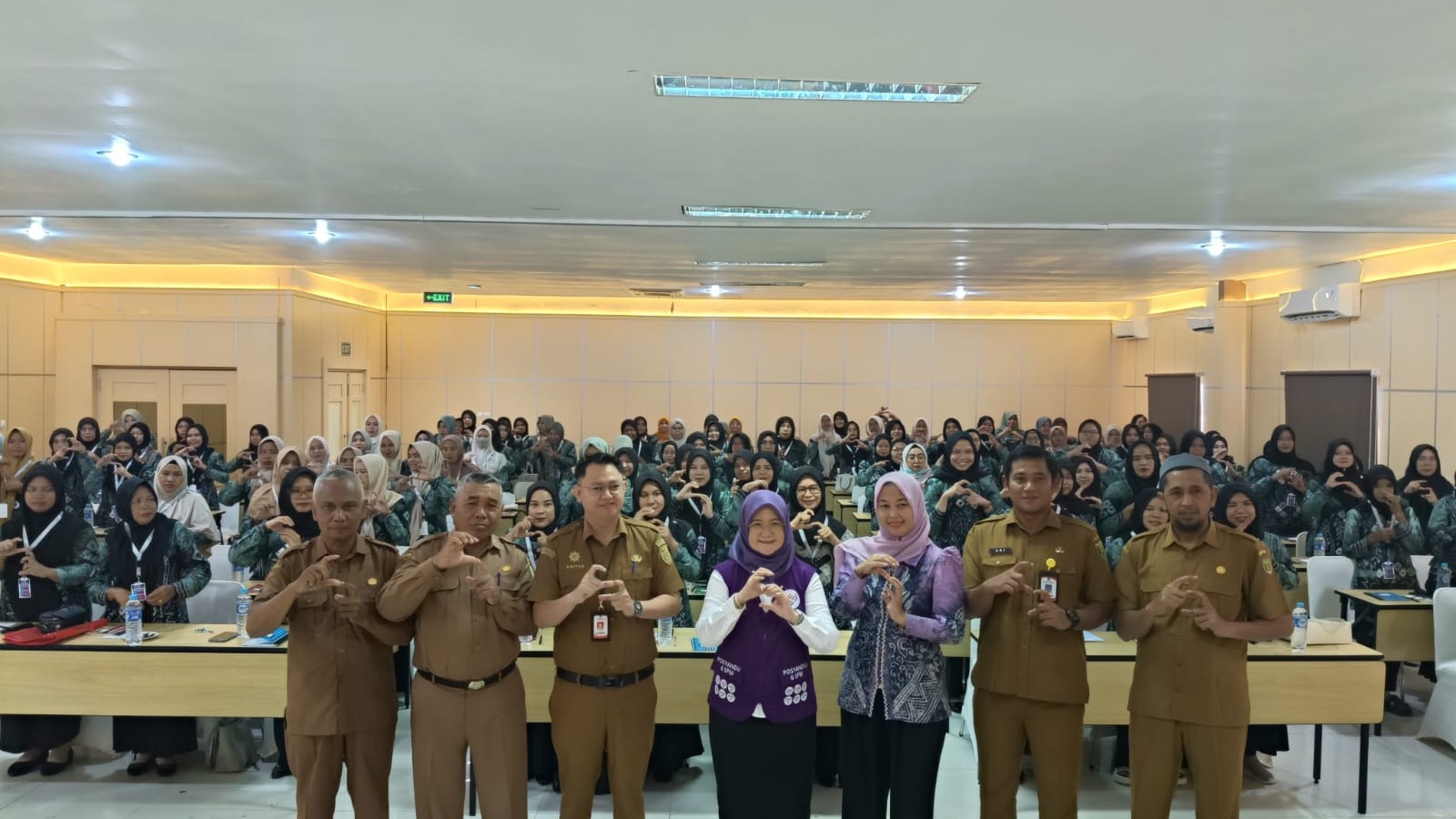 Kader posyandu desa Ampukung mengikuti kegiatan bimtek posyandu 6 spm