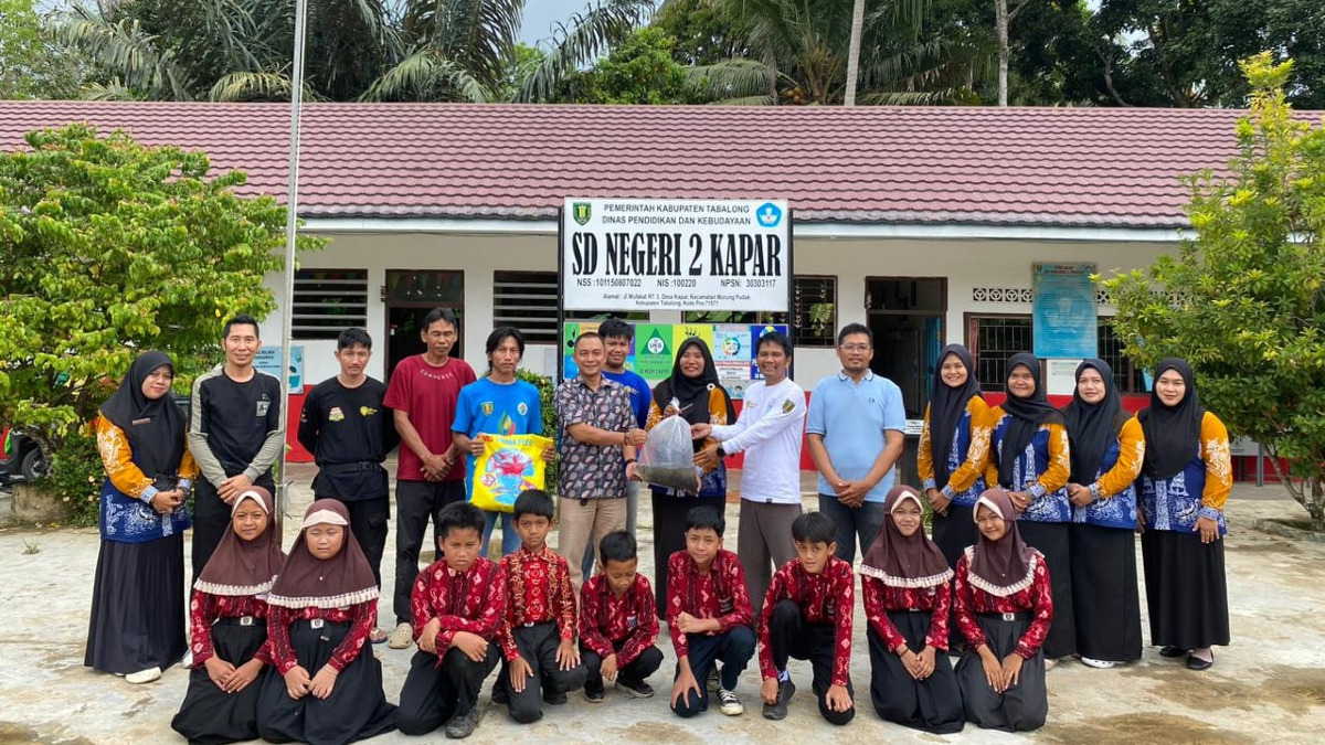 Pemerintah Desa Kapar Serahkan Bibit Lele untuk Dukung SDN 2 Kapar Menuju Penilaian Adiwiyata Nasional