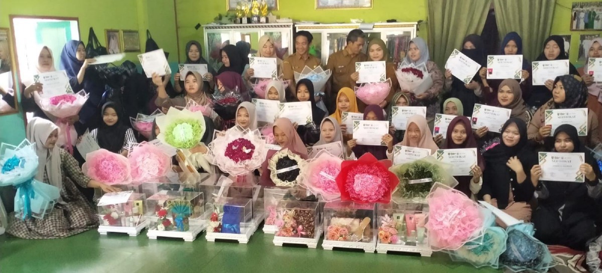 Program Pelatihan Keterampilan & Kewirausahaan Pembuatan Buket