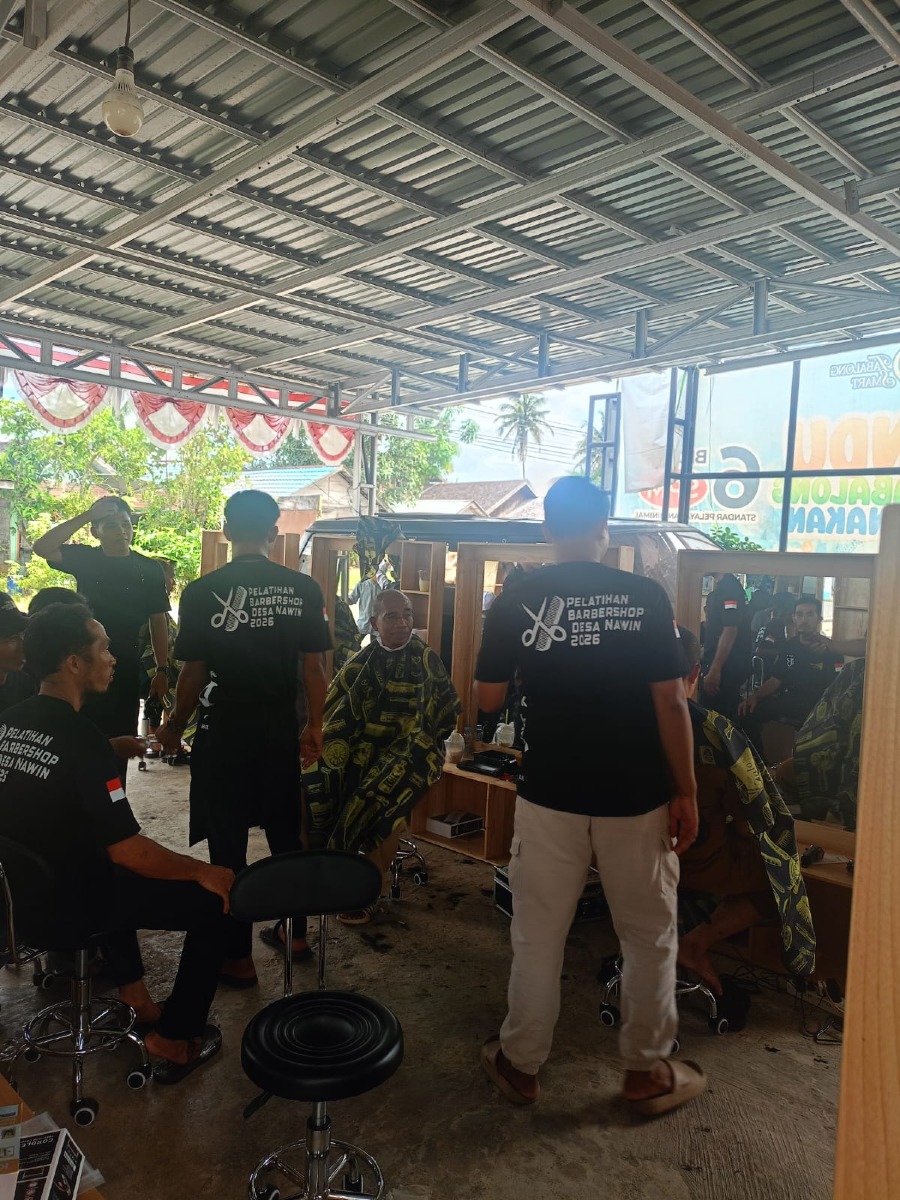 Pelatihan Barber Shop di Desa Nawin, Peserta Berikan Layanan Cukur Gratis kepada Masyarakat