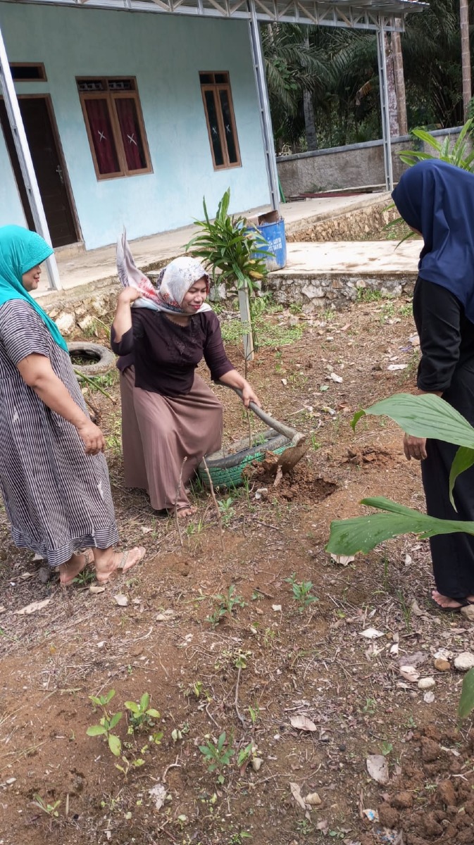 PKK Desa Santuun Lakukan Penanaman TOGA di Kebun PKK Desa
