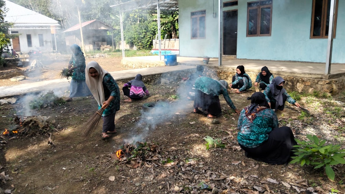 PKK Desa Santuun Laksanakan Kegiatan Bersih-Bersih Lingkungan Kebun dan Sekretariat PKK